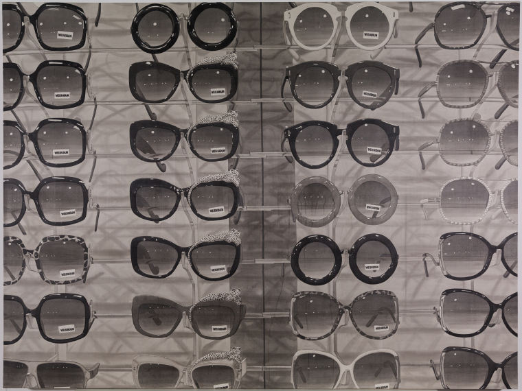 卢昊 《现实生活的货架系列——眼镜  》绢本工笔 200×150cm  2015年