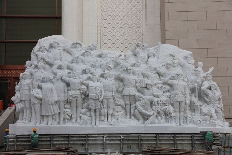  中央美术学院集体创作  信仰  汉白玉石雕  800×450×1500厘米  2021年
